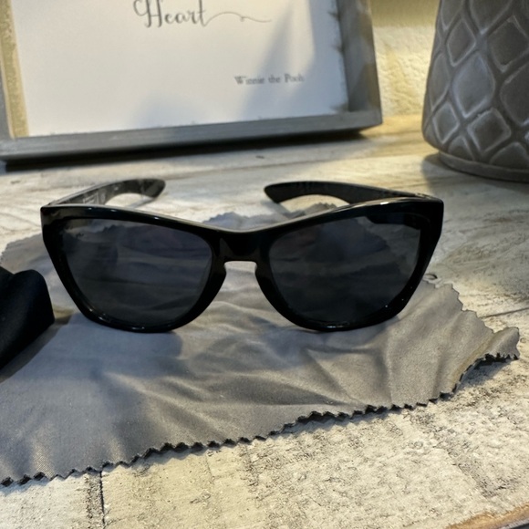 OAKLEY VINTAGE SUNGLASSES JUPITER LX BLACK PATTERN FRAME GREY LENSES like new - Picture 2 of 5